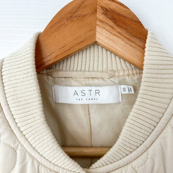 NWOT ASTR The Label Zenni Quilted Floral Jacket Cream XS Snap Front Lightweight - Picture 4 of 9